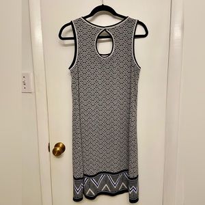 Max Studio black and white sleeveless graphic print shift dress, size M
